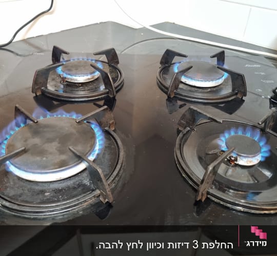 כיריים גז עם ארבעה מבערים דולקים